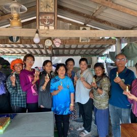 ถ่ายทอดความรู้และฝึกปฏิบัติ เรื่องการทำน้ำมันนวดสมุนไพร ณ วิสาหกิจชุมชนวิสาหกิจเกษตรวิถีท่องเที่ยวเพื่อสุขภาพบ้านไทรทอง