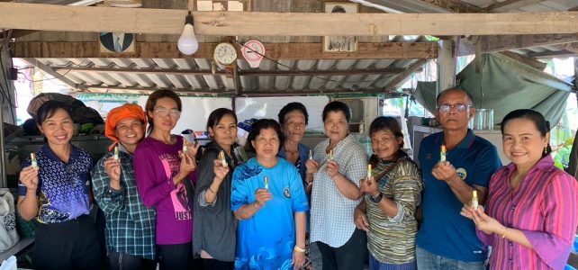 ถ่ายทอดความรู้และฝึกปฏิบัติ เรื่องการทำน้ำมันนวดสมุนไพร ณ วิสาหกิจชุมชนวิสาหกิจเกษตรวิถีท่องเที่ยวเพื่อสุขภาพบ้านไทรทอง