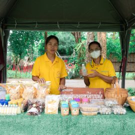 ร่วมงานรณรงค์เผยแพร่สินค้าเกษตรปลอดภัย ณ ตลาดหน้าฟาร์ม ภายใต้โครงการพัฒนาศักยภาพและยกระดับการผลิตสินค้าเกษตรปลอดภัยและเกษตรอินทรีย์ กิจกรรมเผยแพร่ประชาสัมพันธ์สินค้าปลอดภัยของกลุ่มจังหวัดภาคกลางตอนล่าง 1 ณ วิสาหกิจชุมชนผลิตภัณฑ์เกษตรแปรรูปบ้านตอไม้แดง ตำบลบ้านเก่า อำเภอเมืองกาญจนบุรี จังหวัดกาญจนบุรี