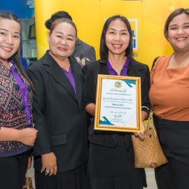 ร่วมพิธีมอบโล่และใบประกาศนียบัตรแก่เกษตรกร บุคคลทางการเกษตร และวิสาหกิจชุมชน ณ ห้องประชุมแควใหญ่ ชั้น 5