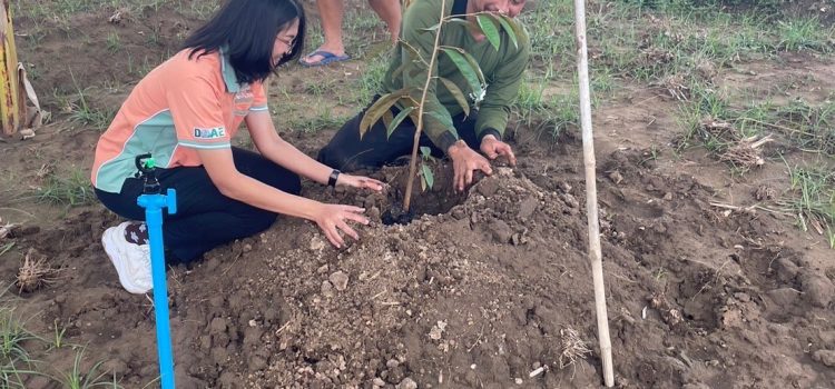 วันที่ 11 ตุลาคม 2566 ดำเนินการติดตามเยี่ยมเยียนเกษตรกรผู้ปลูกทุเรียนทั้งเกษตรกรรายเก่า-รายใหม่ ต.สนามแย้
